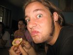 Lollo mentre fa colazione con un Rol Vir