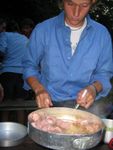 bebe cuoce la salsiccia per le tagliatelle