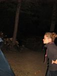 akela finisce di montare la tenda